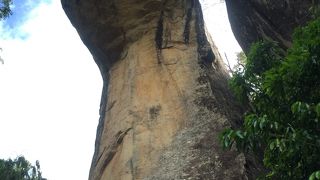 高くそびえる岩