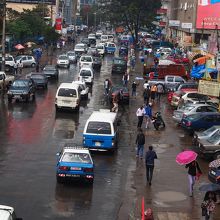 手前のセダンタイプがタクシー、奥のハイエースはミニバス