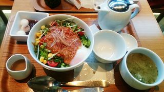 女性客で賑やかな店内