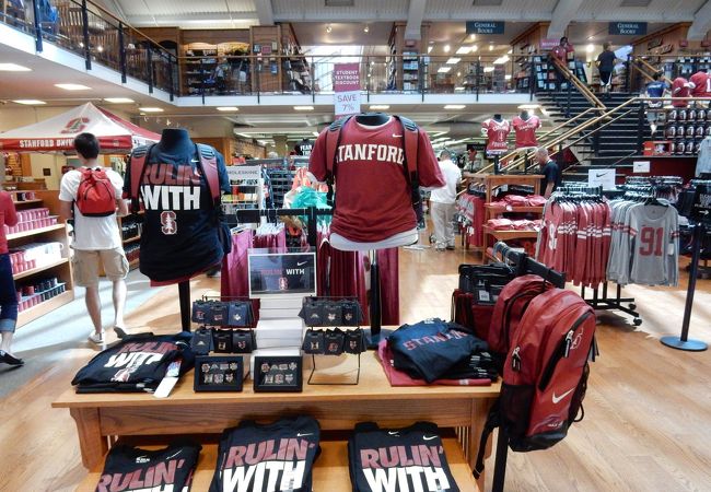 教科書や文具の他、大学のシグネチャグッズやカフェ、アップルストアまで