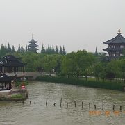 運河沿いの寺