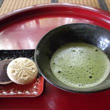 先ず最中と抹茶から始まります