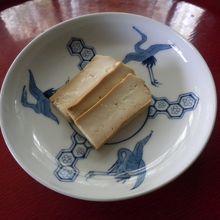 2代目庵主さんの燻製豆腐（この前に空豆とワカメの煮びたしあり
