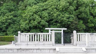 三条通り沿いを北に曲がるとあります