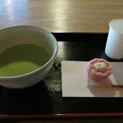 旧岩崎邸の和館で　お茶をいただこう