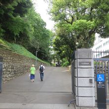 庭園への入口です