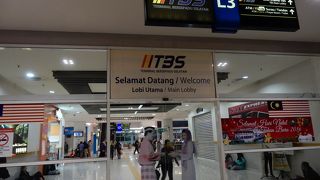 鉄道駅直結の綺麗なバスターミナルですが・・・