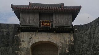 金文字の額が光っています