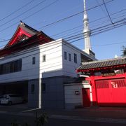 赤い門が印象的なお寺。