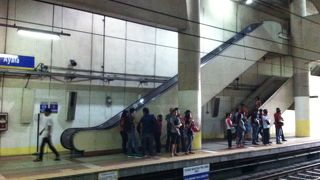 ショッピングモール郡の最寄駅にしては、ボロい感じ