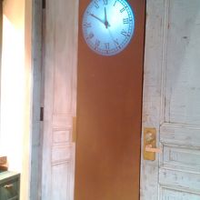 チョコレート売り場で見つけたインテリア。画像の時計。動いてい