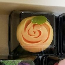 薔薇をかたどったもののようです（300円）