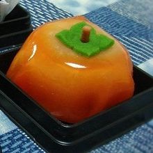 柿をかたどった和菓子（上生菓子）。10月。