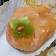 完熟の柿が出てくると干し柿餡入りの干柿菓子になる（200円）