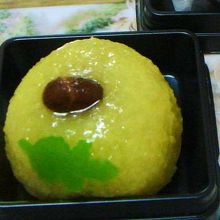 11月の子菊餅。外の粒々感と中の漉し餡があって美味