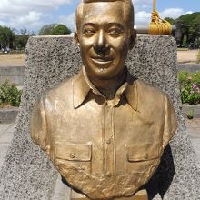 公園正面入り口にアキノ大統領の銅像