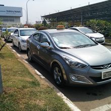 空港タクシーが待機中