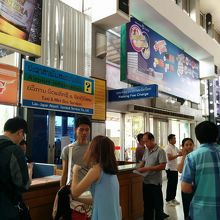 到着ロビーのタクシーカウンター