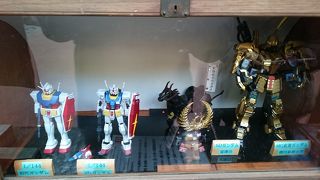 奉納されたガンダムが見られる