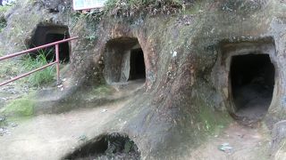 横穴と軍需工場の洞窟があります