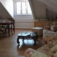 リビングルームです。窓から旧市街が見えます