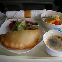 機内食の朝食は、カルツォーネでした。