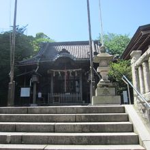 諏訪神社は横須賀中央駅のすぐそばにあります