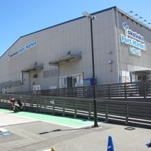 大きな倉庫のような建物です