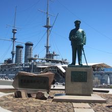 記念艦三笠とその前に建っている東郷平八郎像