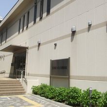 西側にある建物