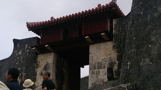 門の両側に小さなシーサー