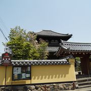 奈良ホテルの南側にある真言律宗寺院