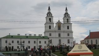 周囲も含め多くの観光客で賑わっていた聖霊大聖堂