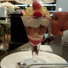 ストロベリーパフェ、新鮮な苺がたっぷり入っていました