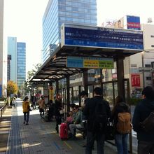 品川駅西口出て、左側の道鋏んだところにバス停あります。