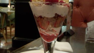 夕食後にパフェをいただきました