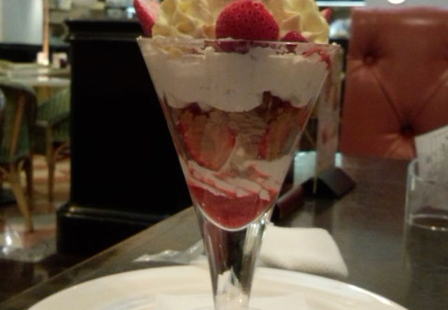 夕食後にパフェをいただきました