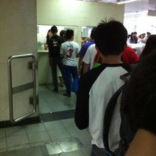 とにかく　切符買うのにならぶ