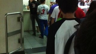 切符買うのにめっちゃ並ぶんですよ　これがまた