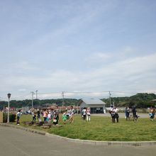 家族づれでにぎやかな公園