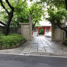 諏訪台通りから。門が見えています。