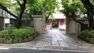 赤い門が目立ってます。