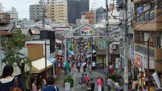 せんべい屋が目立つような商店街