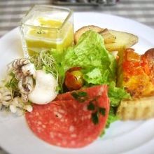 ビュッフェで取ってきたオードブル