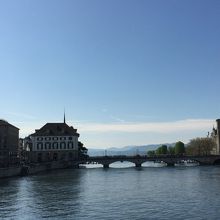 リマト川両岸の歩道を歩いて行くのがお勧めです。