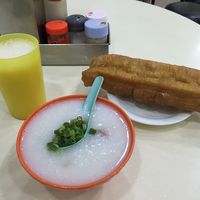 7時前にチェックアウトの場合、裏にお粥屋で朝食食べられます。