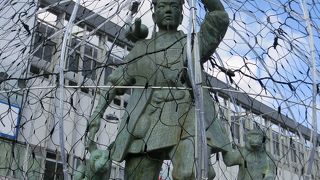 東口にある桃太郎さんが檻に入れられていました。