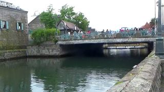 小樽運河　観光客でいっぱいです。ただし中国語。