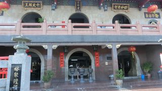 新しいから、本堂は広々