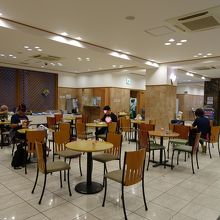 朝食会場(ようやく空いてきた時間帯)